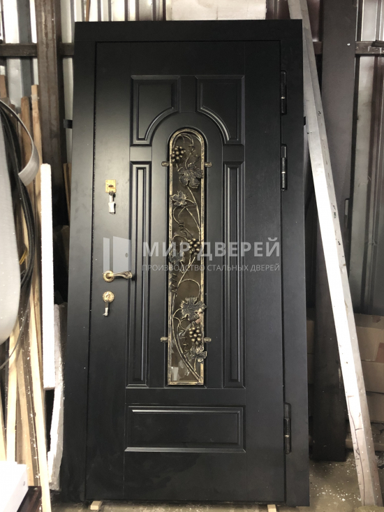 Дверь с тёмной МДФ накладкой и ковкой - фото